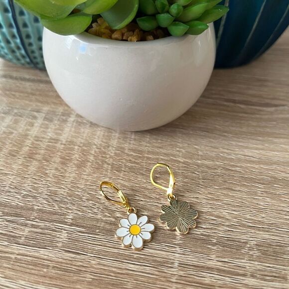 5 for $25 Hypoallergenic 🌸 Flower Huggie Hoop - Picture 3 of 4